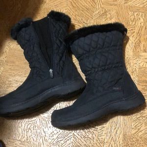 Tall zip-up snow boots with fleece lining